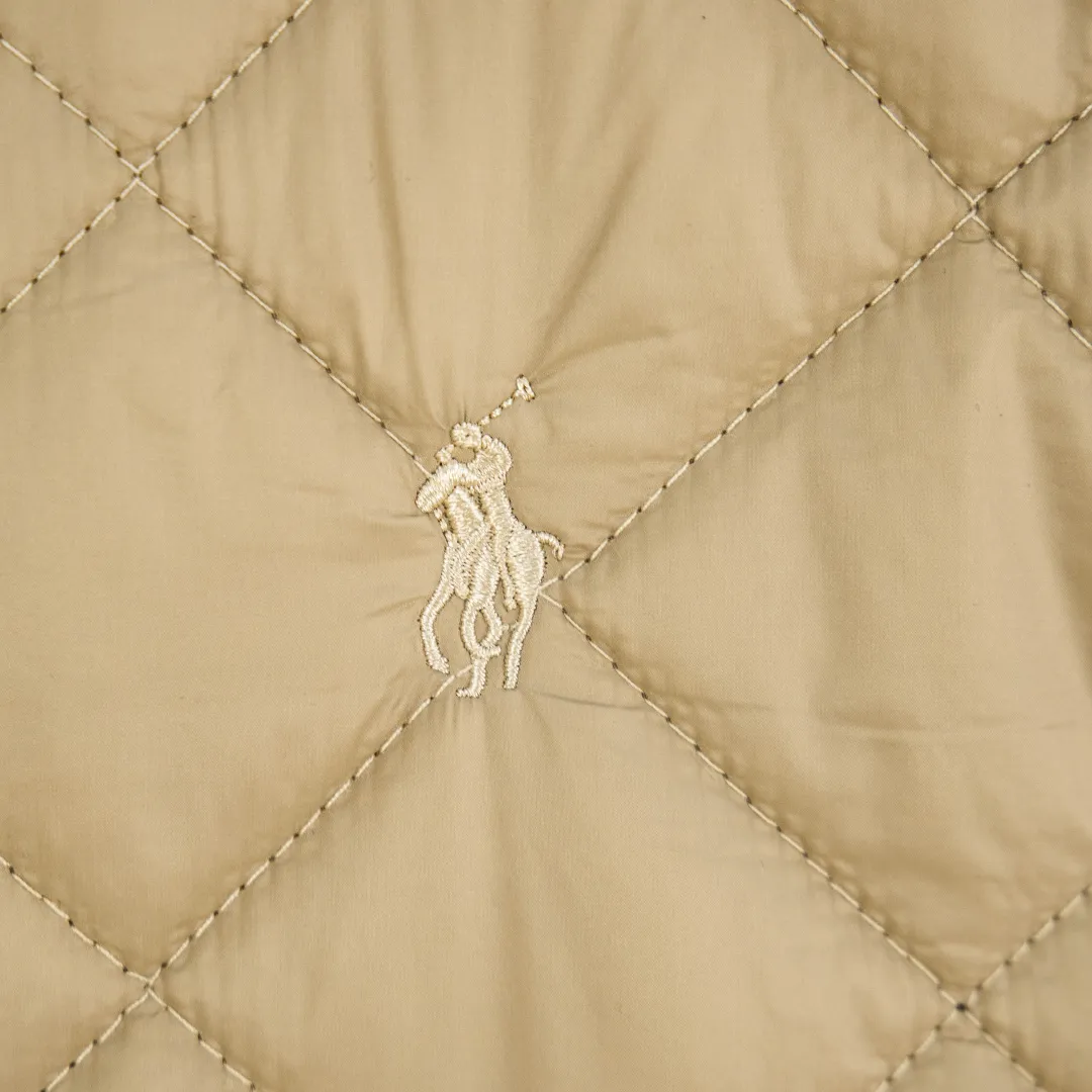 P390 zp version [Exclusive supply] Ralph Lauren/Ralph Lauren 2025aw autumn and winter popular items diamond-shaped quilted embroidered corduroy strips imitation feather jacket jacket Correct three-pocket version Slight waist design Free matching neckline ✅ Facial filling imitation feather cotton Three-in-one diamond-shaped quilted embroidery Soft and comfortable ✅ Customized double-circle brand hardware buckle back waist freely adjustable elastic design ✅ RL three-color diamond plaid cotton jacket 100% restoration Corduroy strips running through the whole body, no knots and overlaps, artificial curling, fine workmanship, highly recommended, a rare cotton jacket that does not look bloated, can be worn as an inner layer in the north, can be worn with multiple necklines, elastic waistline on the back, freely adjustable waistline, matte memory technology on the face, giving a cotton feel, not to be missed, highly recommended, color: black, white, gray green, khaki, navy blue, size: S M L XL, number: WW10950